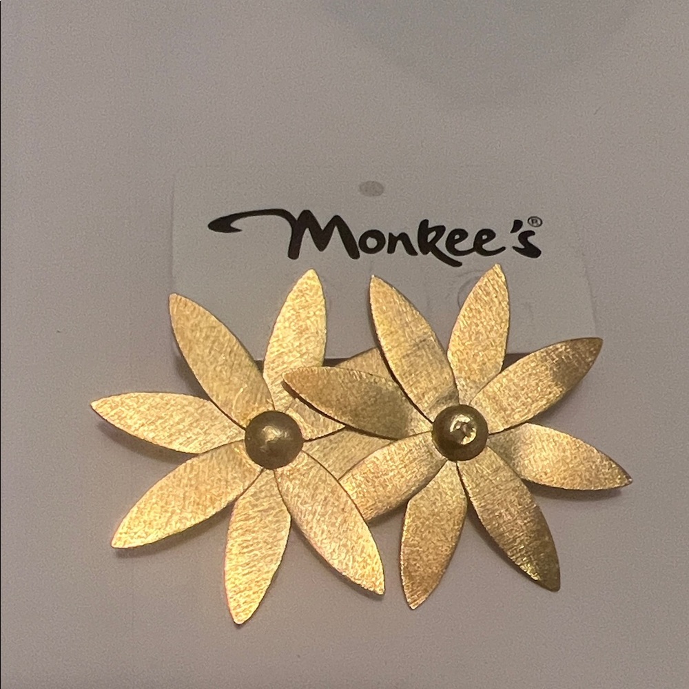 Gold Daisy Earrings from Monkee’s